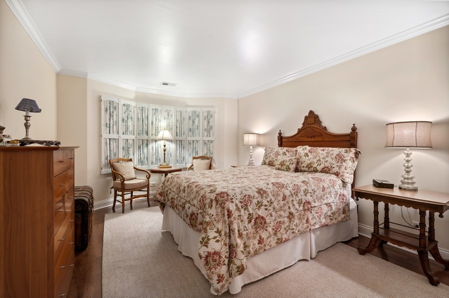 715 Ridge Road, Unit 3C Wilmette, IL 60091 - Photo 17 of 24 a bedroom with a bed a table window and a couch