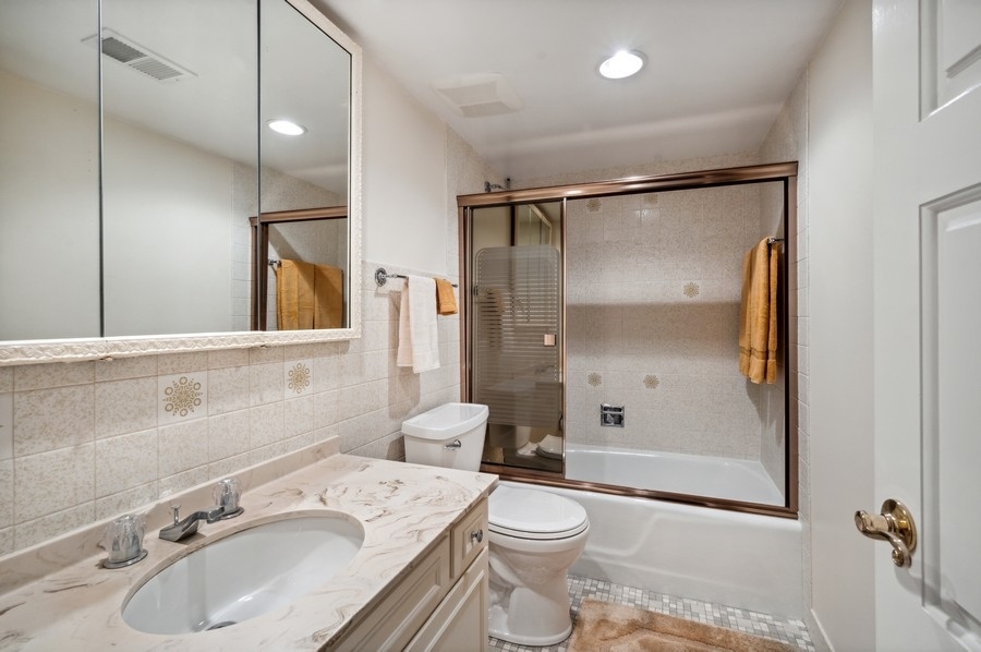 715 Ridge Road, Unit 3C Wilmette, IL 60091 - Photo 19 of 24 a bathroom with a sink toilet tub and shower