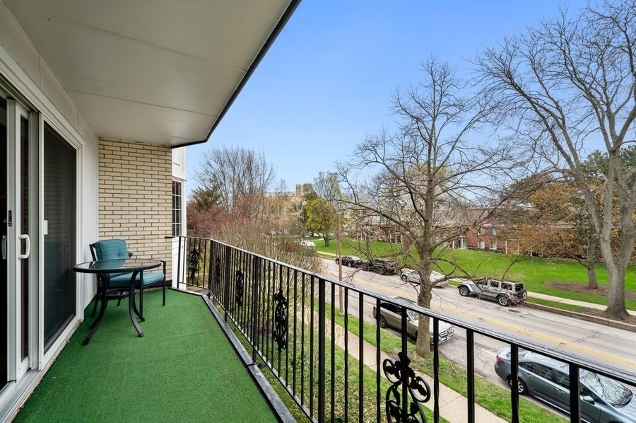 715 Ridge Road, Unit 3C Wilmette, IL 60091 - Photo 3 of 24 a view of a porch with a yard