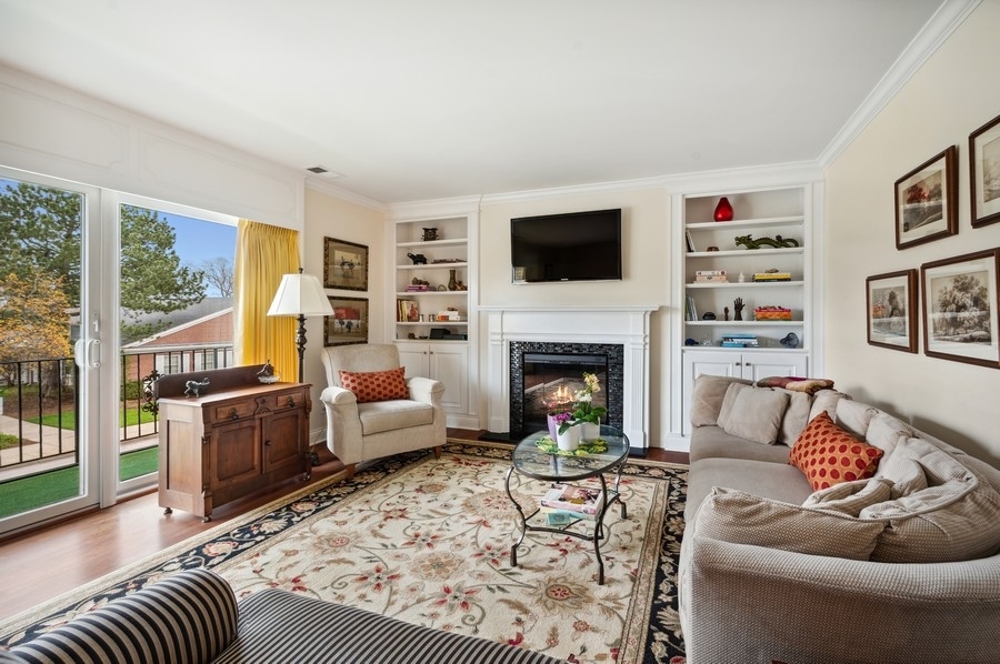 715 Ridge Road, Unit 3C Wilmette, IL 60091 - Photo 5 of 24 a living room with furniture and a fireplace