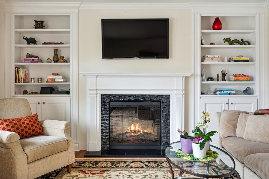 715 Ridge Road, Unit 3C Wilmette, IL 60091 - Photo 7 of 24 a living room with furniture and a fireplace