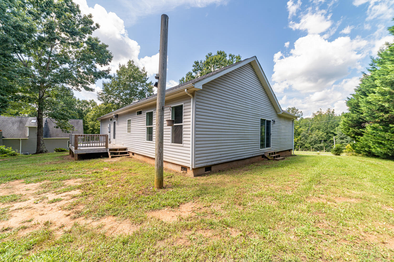 2690 Lipscomb Road Moneta, VA 24121 - Photo 18 of 23 Lipscomb-lftside