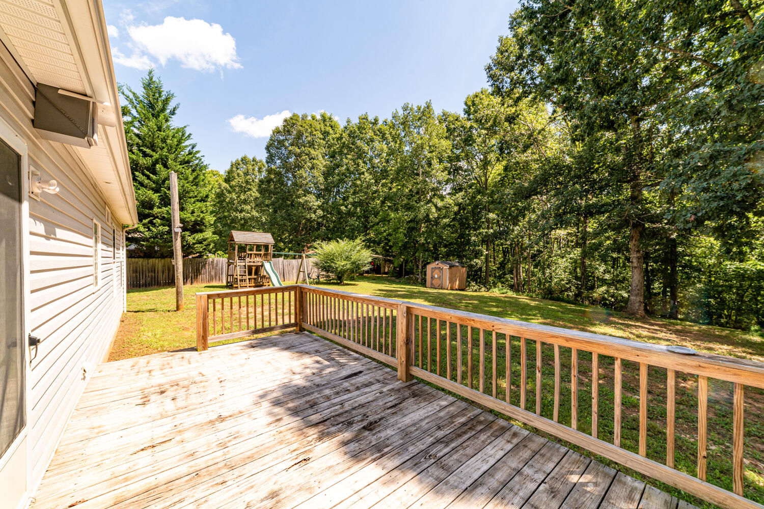 2690 Lipscomb Road Moneta, VA 24121 - Photo 19 of 23 Lipscomb-bkyd-deck