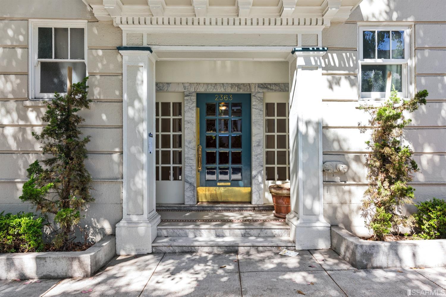 Built in 1923, this one bdrm, one bath Russian Hill condo is the very epitome of San Francisco living in a desirable Russian Hill building. Full of classic details, the unit enjoys high ceilings, hdwd floors and crown molding.