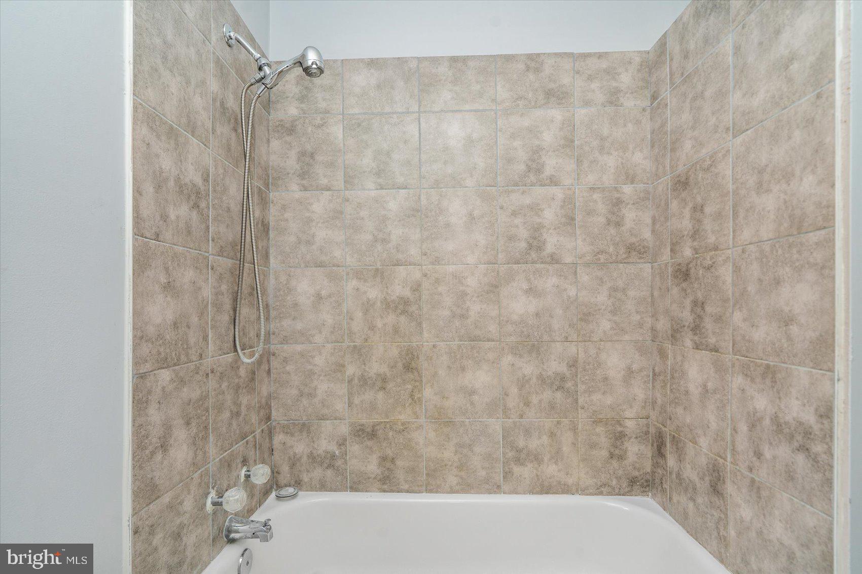 1604 North Broadway Baltimore, MD 21213 - Photo 25 of 39 a bathroom with a bathtub