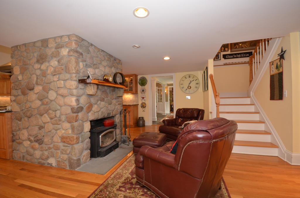 92 Valley Road New Canaan, CT 06840 - Photo 15 of 42 sitting room