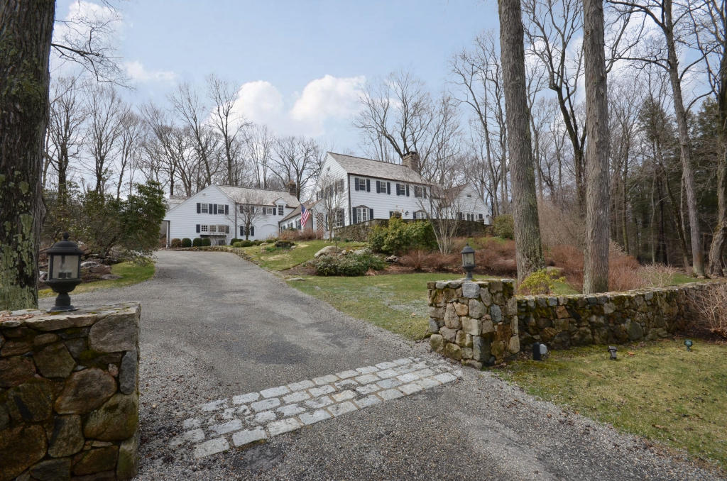 92 Valley Road New Canaan, CT 06840 - Photo 3 of 42 approach
