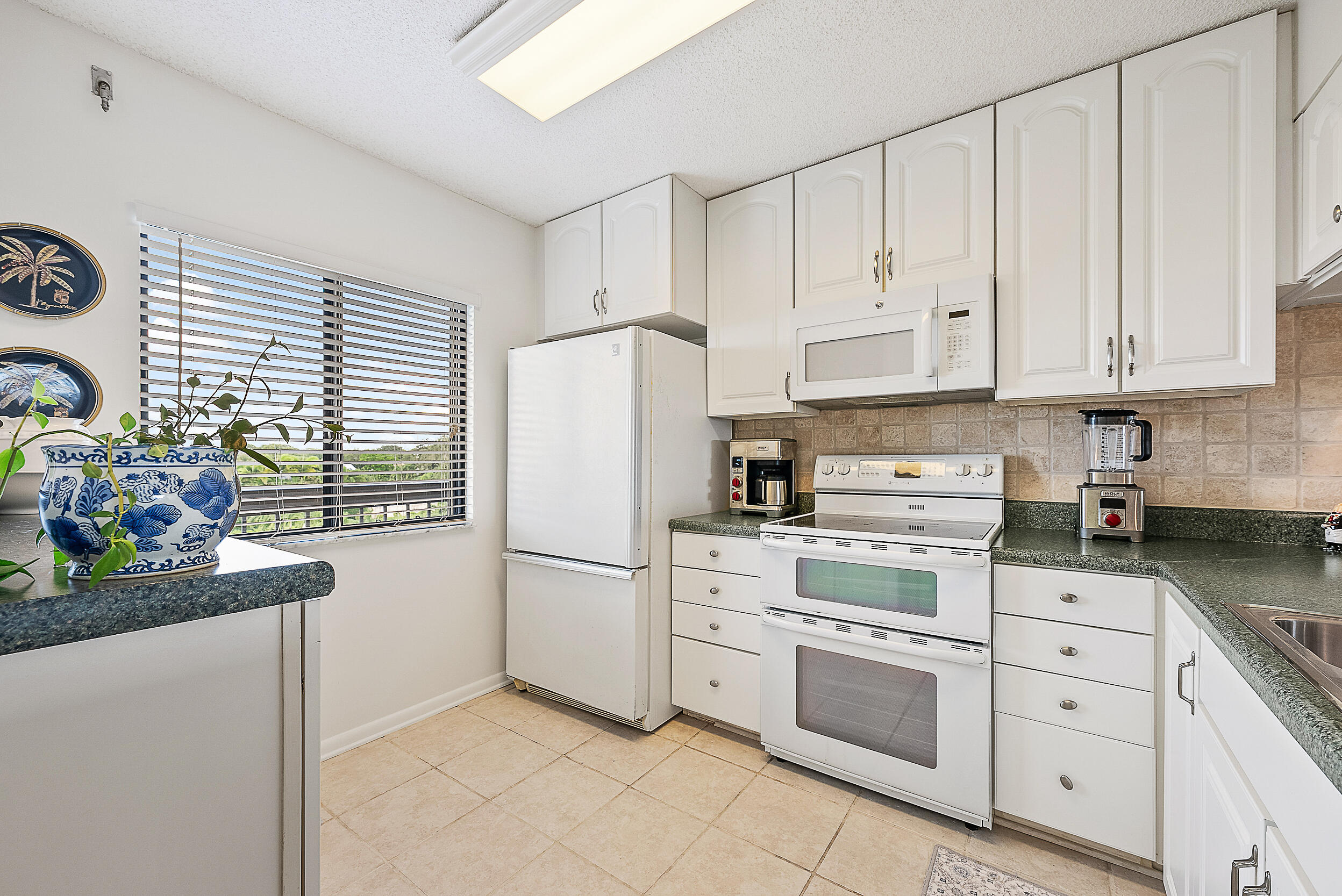 1601 Marina Isle Way, Unit 402 Jupiter, FL 33477 - Photo 15 of 37 Kitchen