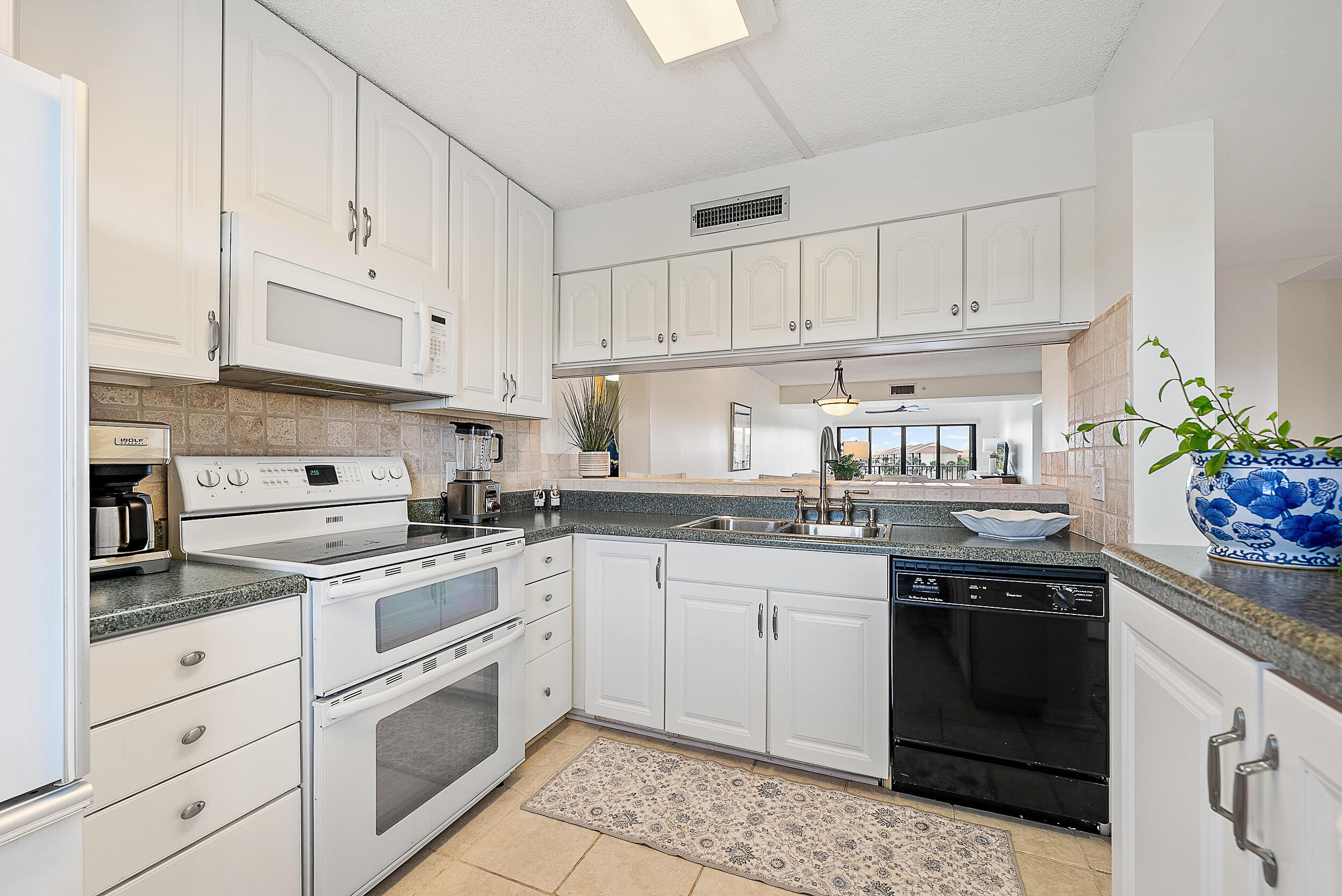 1601 Marina Isle Way, Unit 402 Jupiter, FL 33477 - Photo 8 of 37 Kitchen
