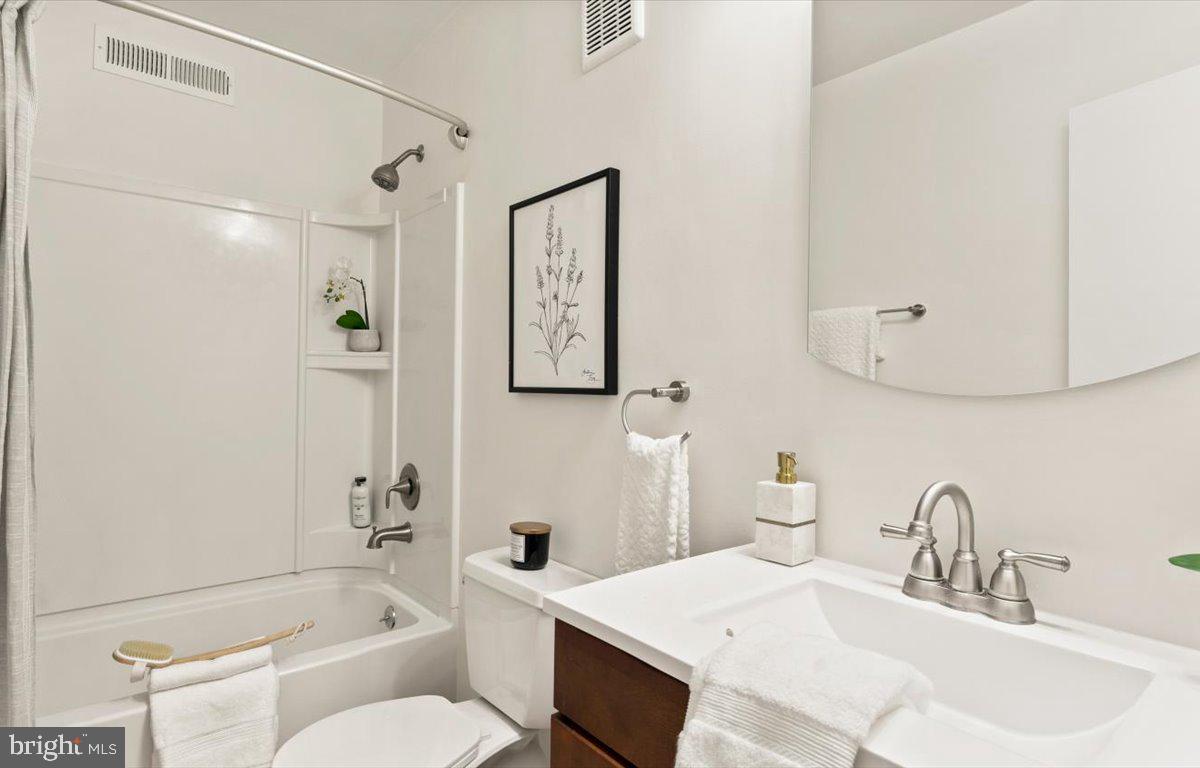 1631 Valencia Way Reston, VA 20190 - Photo 18 of 42 Primary bathroom!