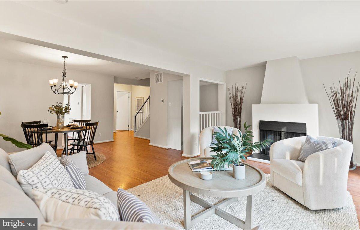 1631 Valencia Way Reston, VA 20190 - Photo 4 of 42 Main level!