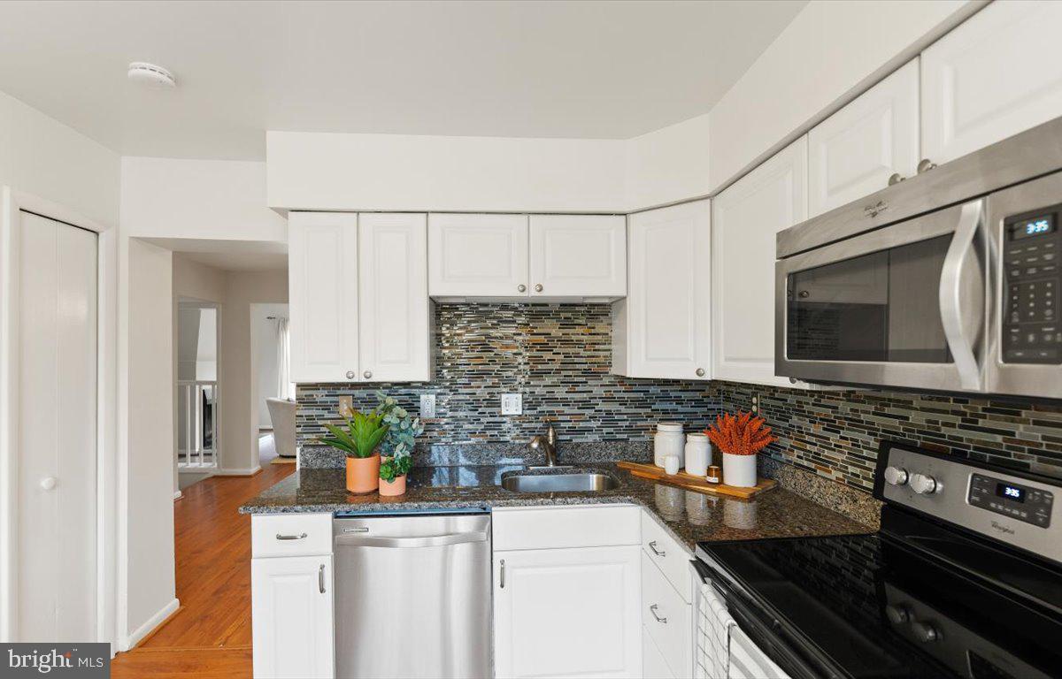 1631 Valencia Way Reston, VA 20190 - Photo 10 of 42