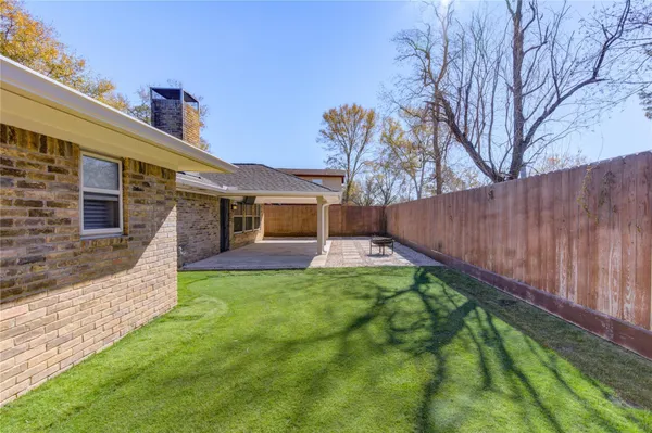 a view of a house with backyard