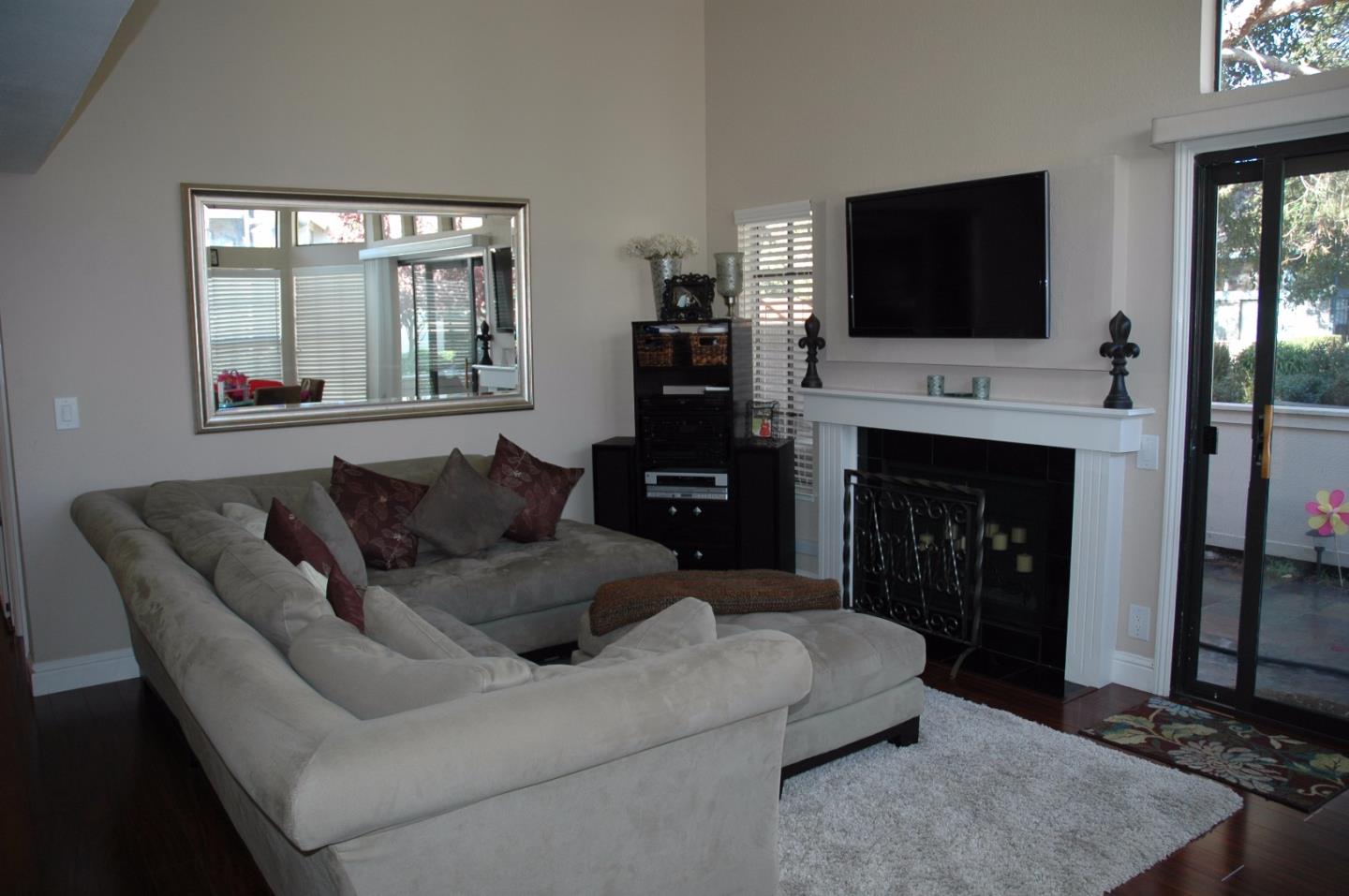 Vía Laguna San Mateo, CA 94404 - Photo 2 of 8