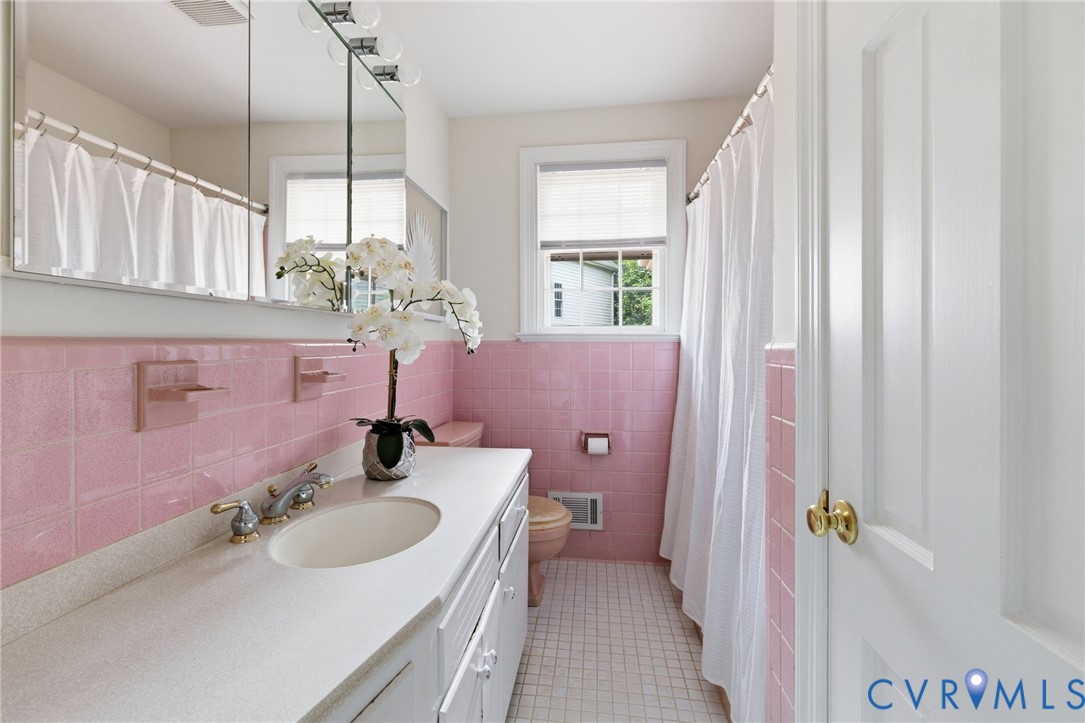 3140 Archdale Road Richmond, VA 23235 - Photo 27 of 48 a bathroom with a sink and a mirror