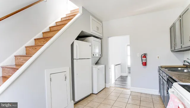 a view of entryway and kitchen