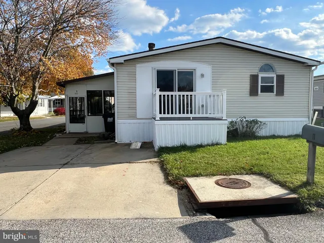 a view of a house with backyard and garden