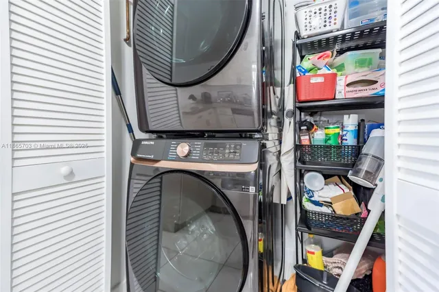 a view of a back yard