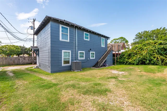 a view of a house with backyard and plants
