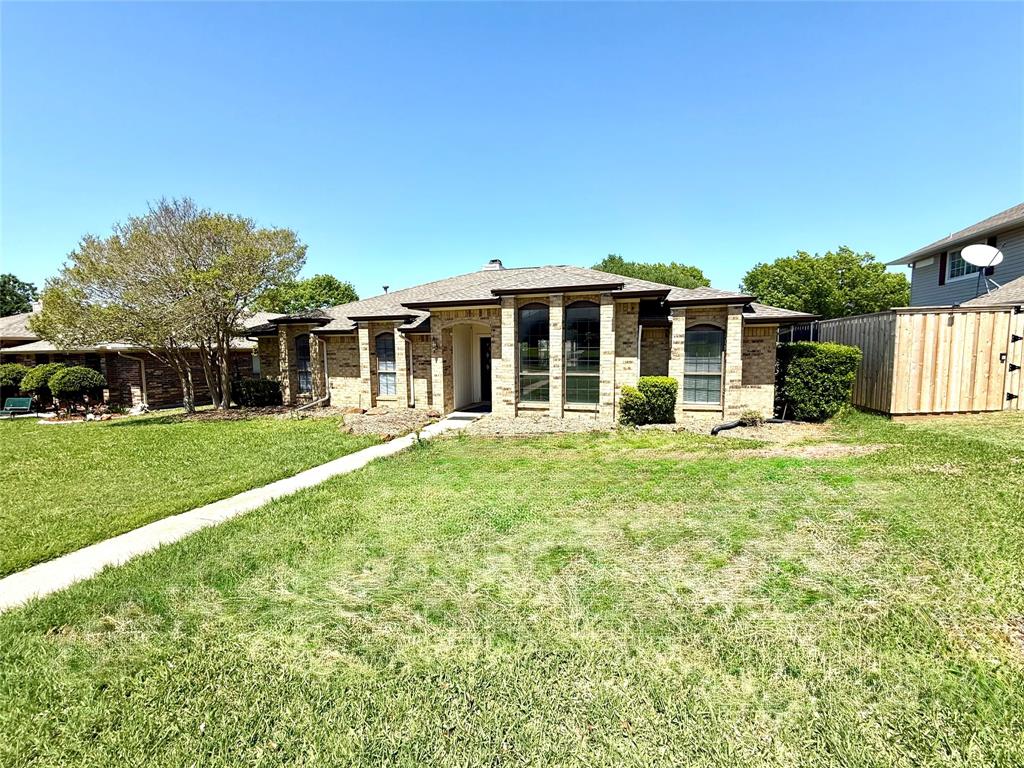 a view of a house with a backyard