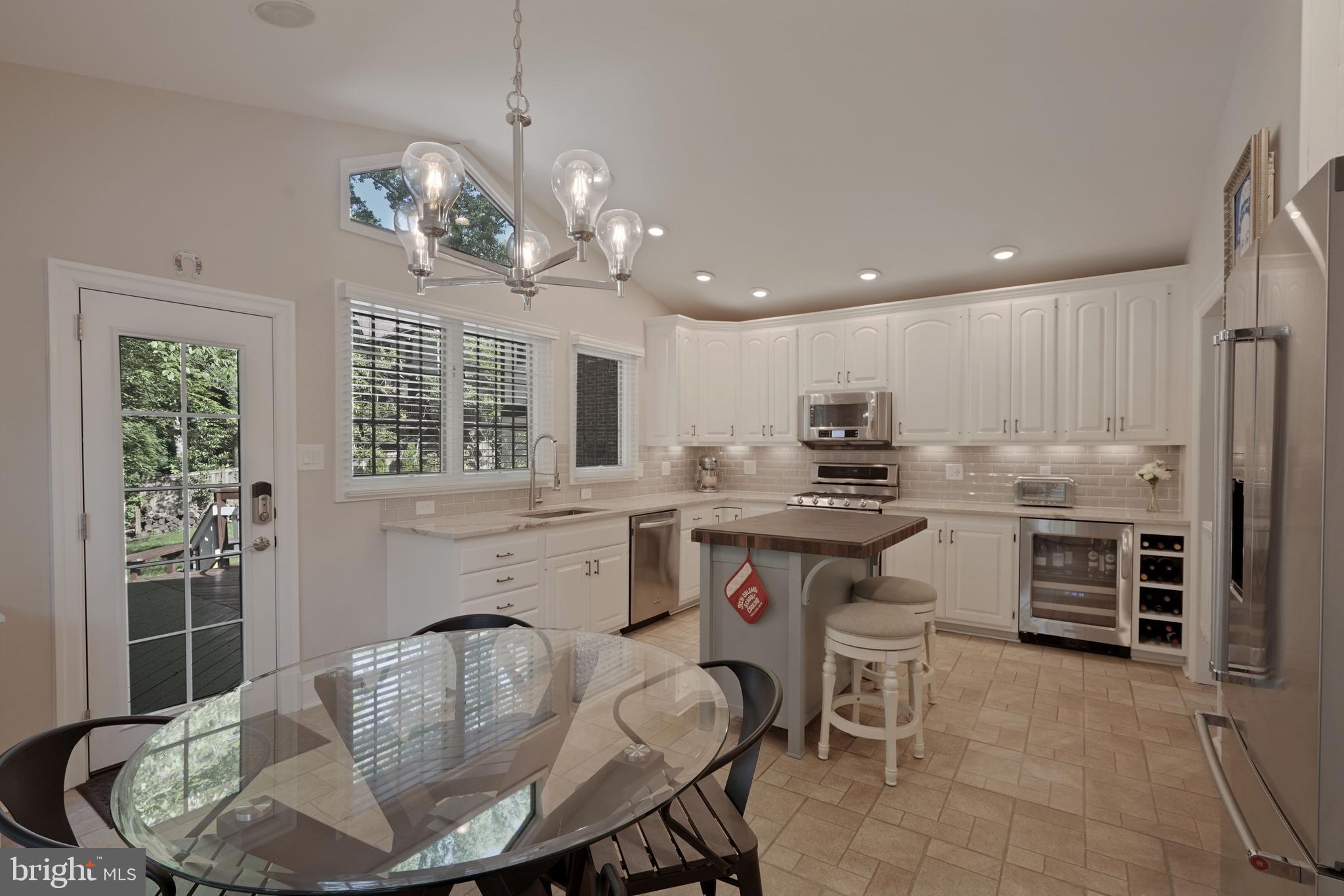 6580 Braddock Road Alexandria, VA 22312 - Photo 18 of 50 Chef's eat-in kitchen with vaulted ceilings