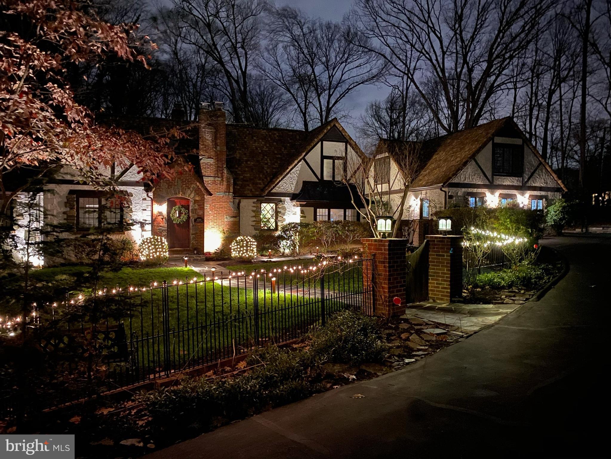 Vast entertaining spaces for seasonal parties