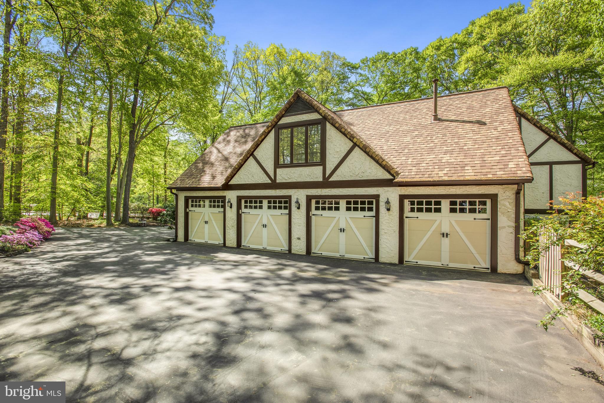 4 car garage w/ storage, workshop, sink & 220V pwr