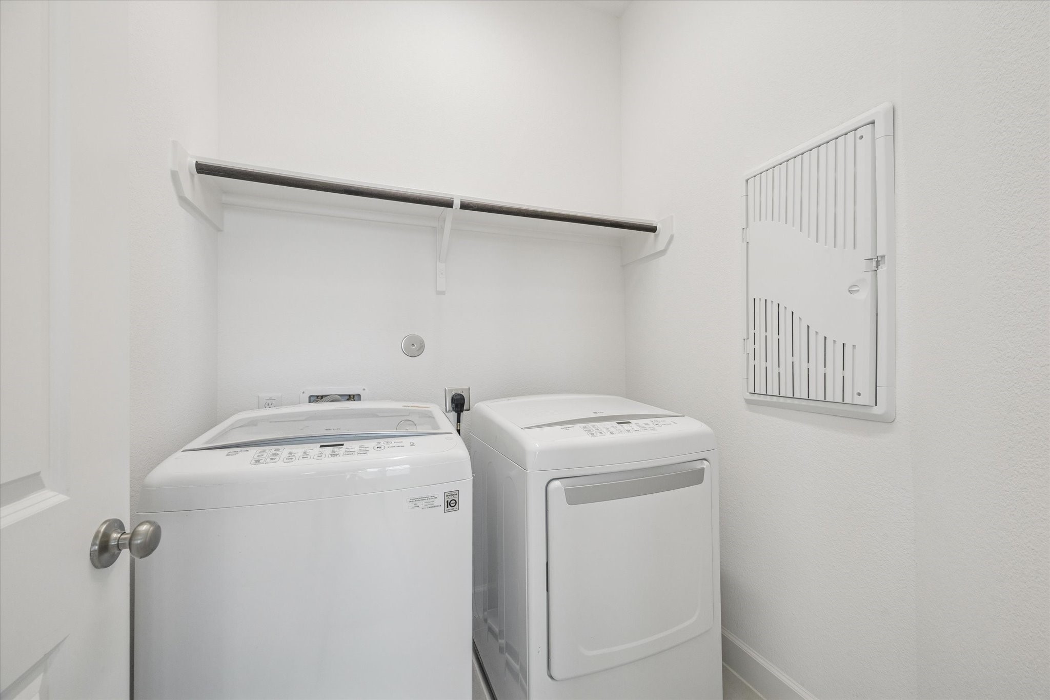 5518 Kindle Alley Manvel, TX 77578 - Photo 18 of 20 a utility room with dryer and washer
