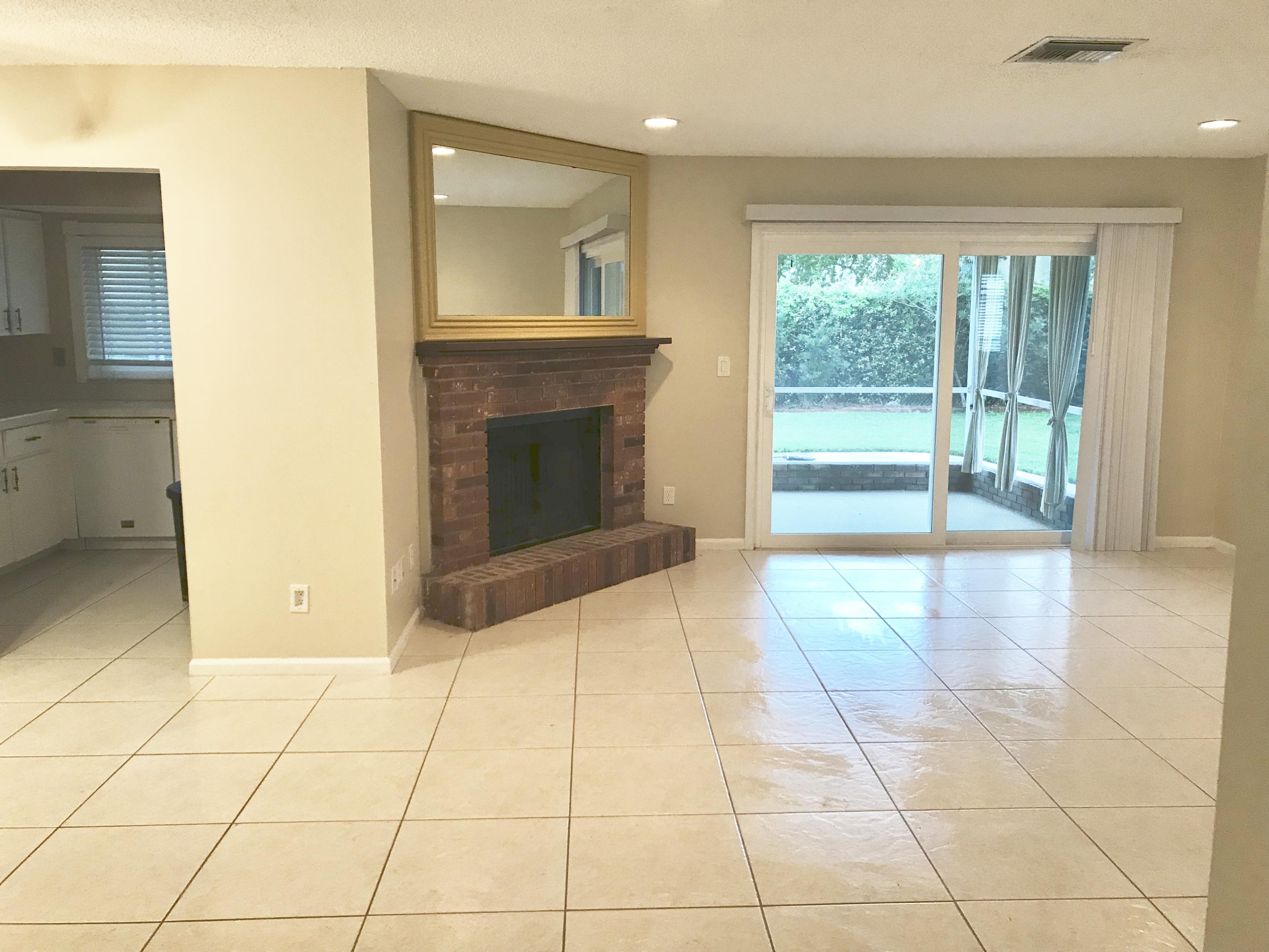 707 Weldwood Road Jupiter, FL 33458 - Photo 3 of 29 Living Room
