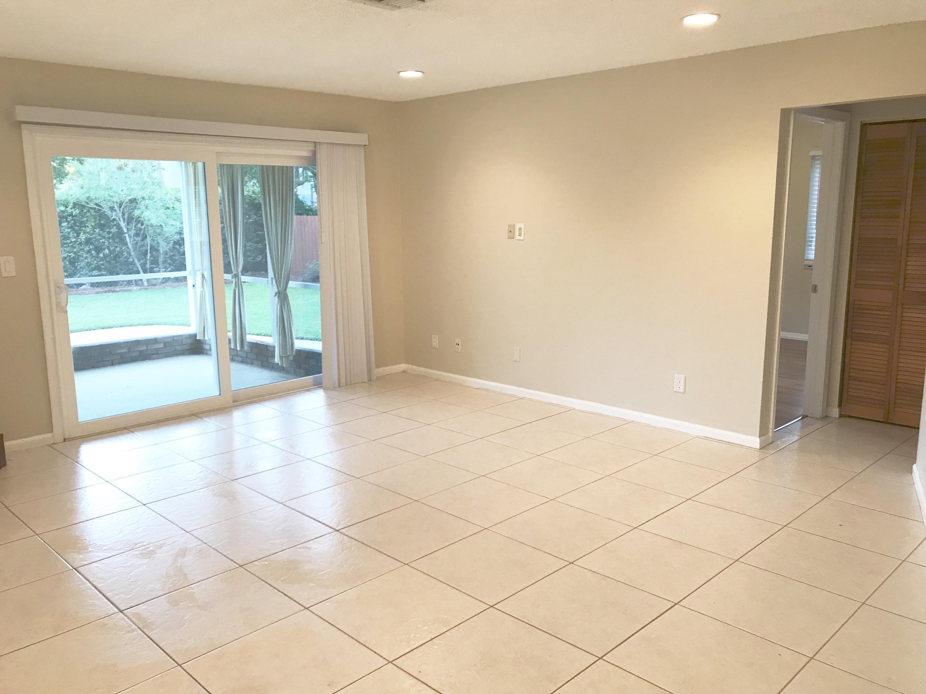 707 Weldwood Road Jupiter, FL 33458 - Photo 4 of 29 Living Room
