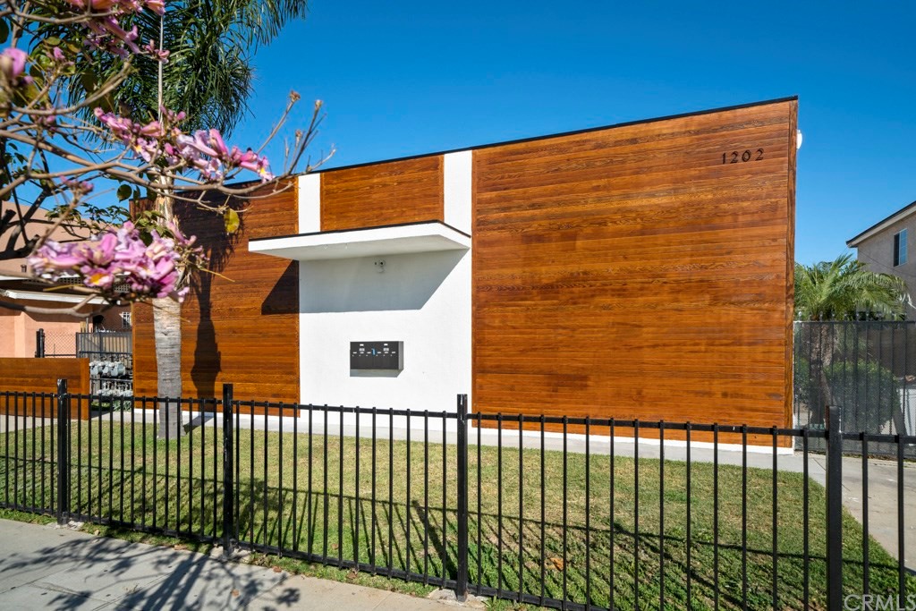 1202 Mahanna Avenue Long Beach, CA 90813 - Photo 28 of 32 a view of a house with a window