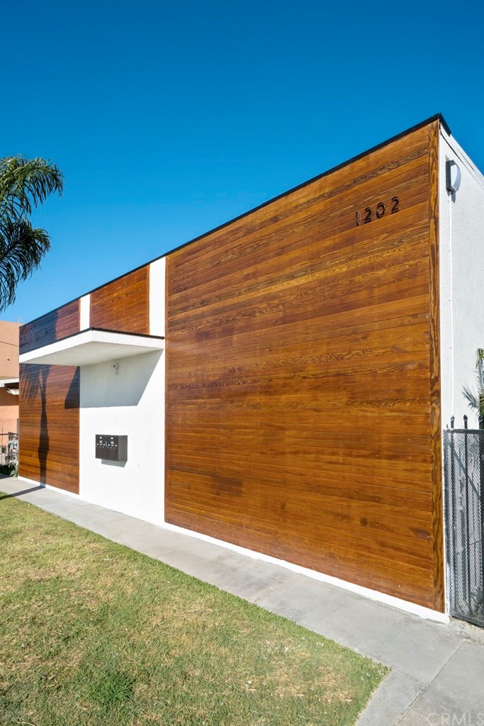 1202 Mahanna Avenue Long Beach, CA 90813 - Photo 30 of 32 a view of a big room with an empty space