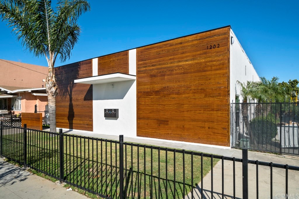 1202 Mahanna Avenue Long Beach, CA 90813 - Photo 31 of 32 a view of a house with a balcony