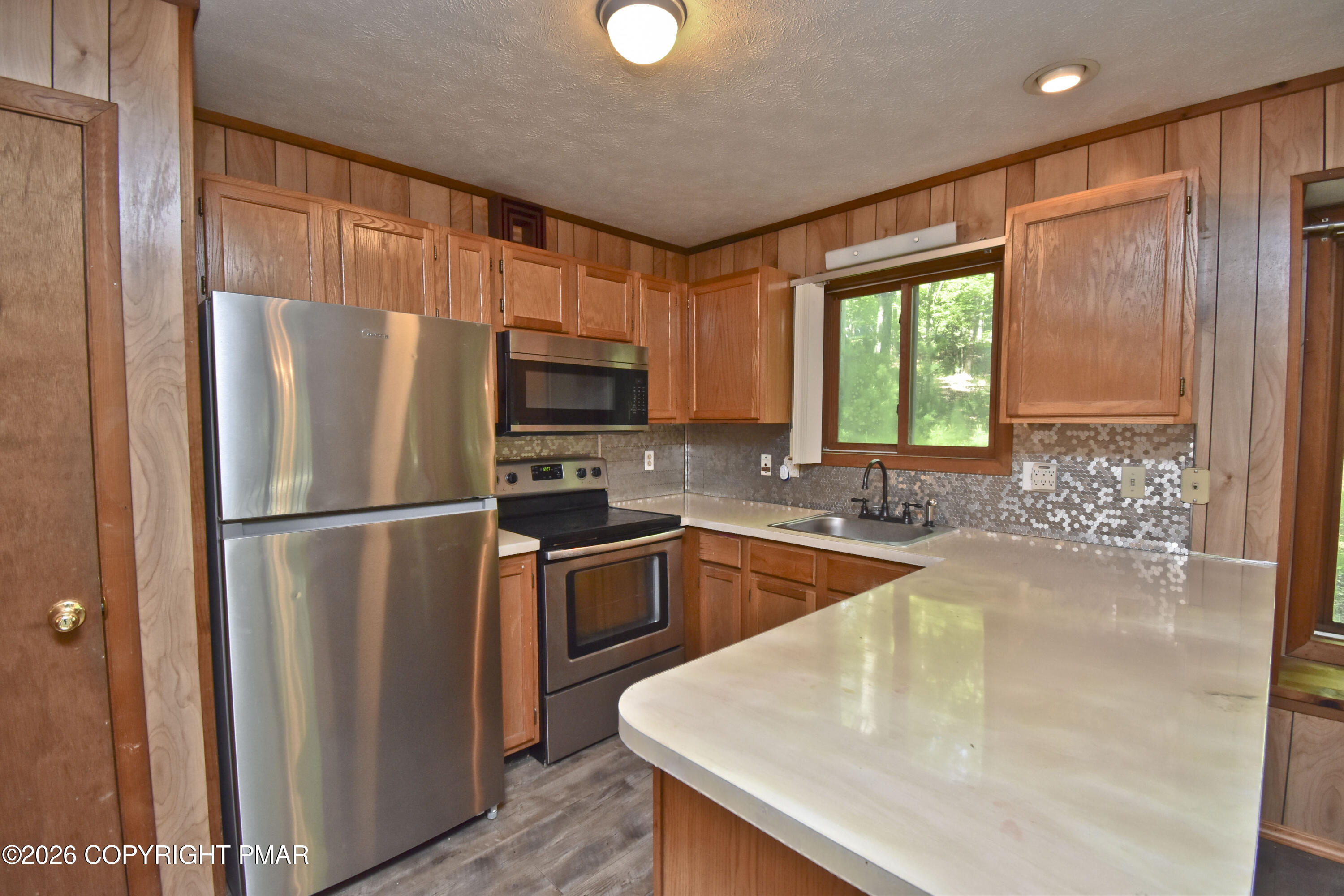 148 Manchester Drive Bushkill, PA 18324 - Photo 11 of 35 3 Kitchen (4)