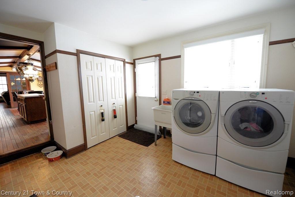 724 Stanford Circle Rochester, MI 48309 - Photo 38 of 50 Laundry and Mud Room 1.jpg