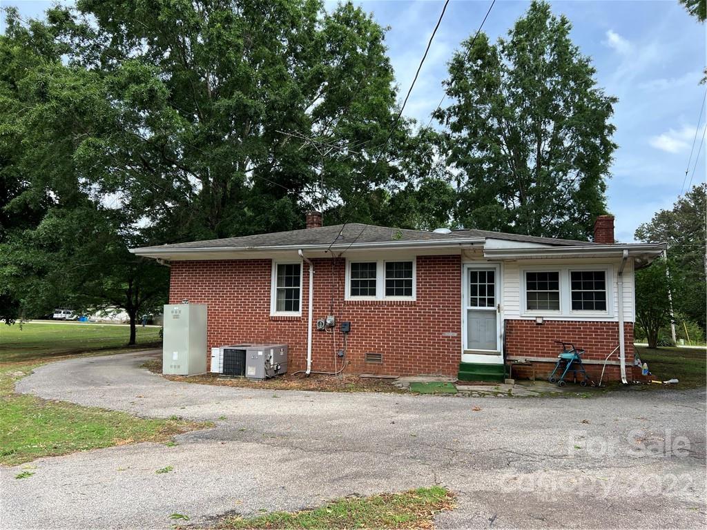 4839 Tabernacle Road Lancaster, SC 29720 - Photo 12 of 23 a front view of a house with garden