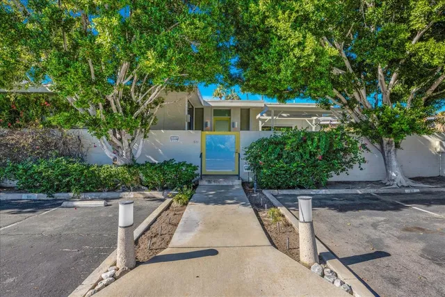 $575,000 | 130 West Racquet Club Road, Unit 511, Palm Springs, CA 92262