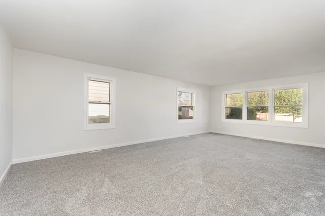 $324,900 | 2424 East Thornwood Drive, Lindenhurst, IL 60046