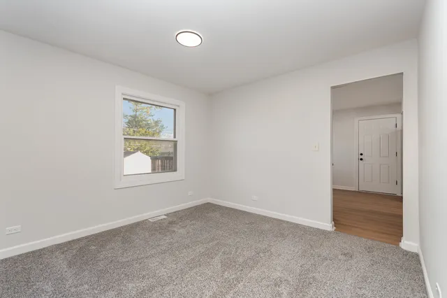 $324,900 | 2424 East Thornwood Drive, Lindenhurst, IL 60046