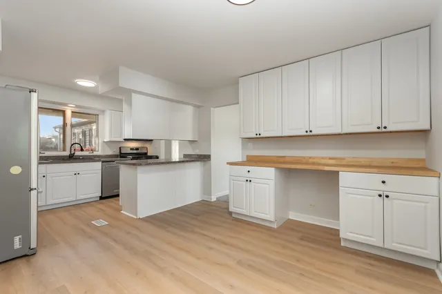 $324,900 | 2424 East Thornwood Drive, Lindenhurst, IL 60046