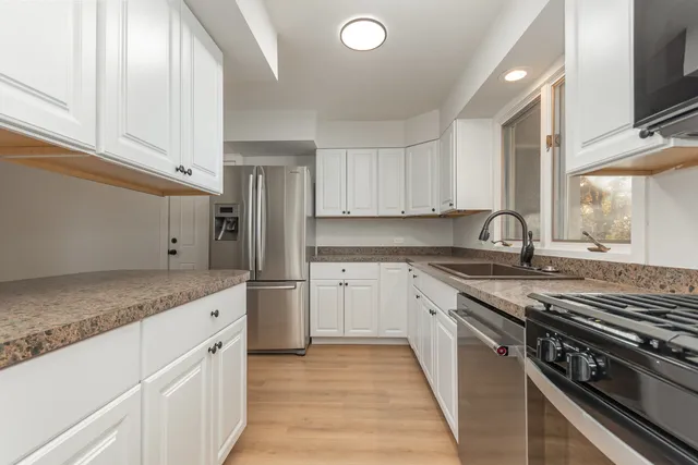 $324,900 | 2424 East Thornwood Drive, Lindenhurst, IL 60046