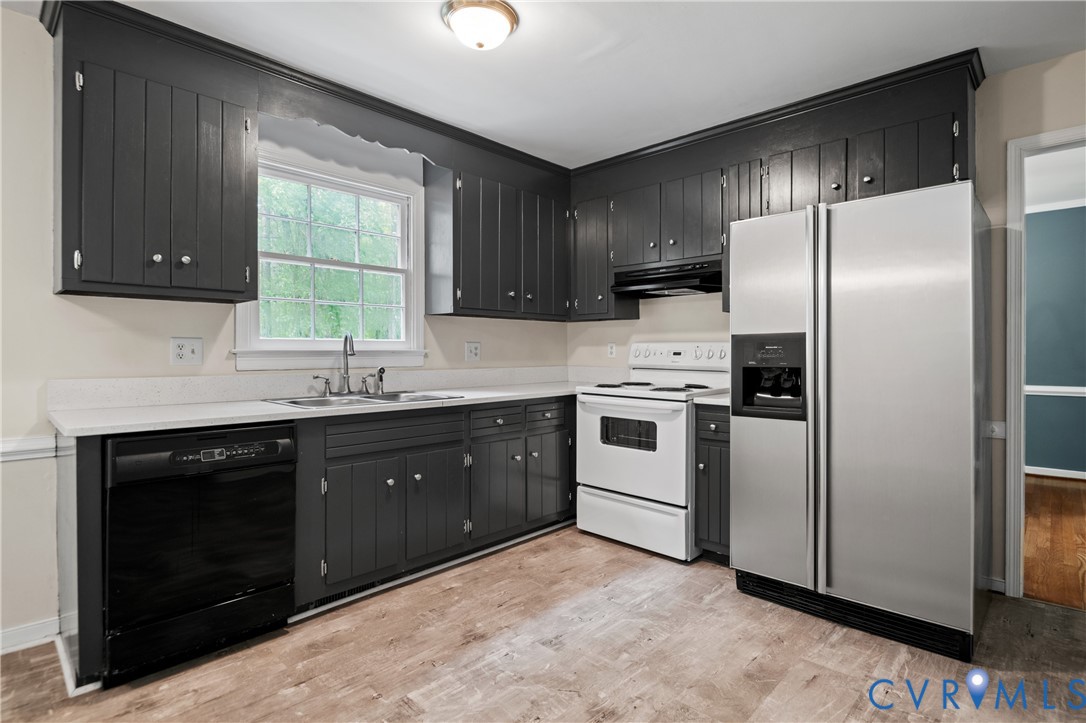 13830 Crosstimbers Road Midlothian, VA 23112 - Photo 8 of 43 Kitchen featuring stainless steel fridge with ice