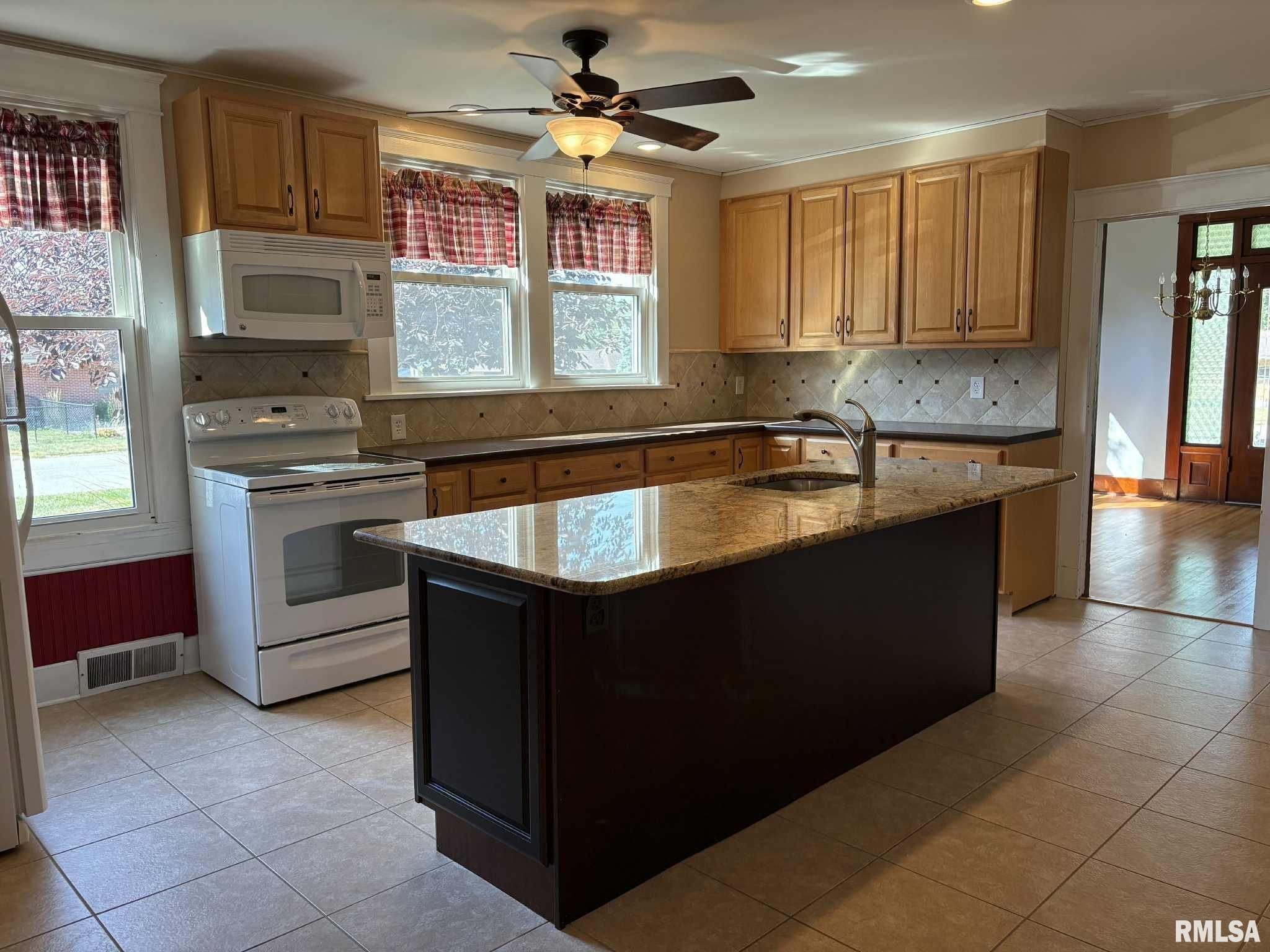 1006 Christopher Court Quincy, IL 62305 - Photo 6 of 28