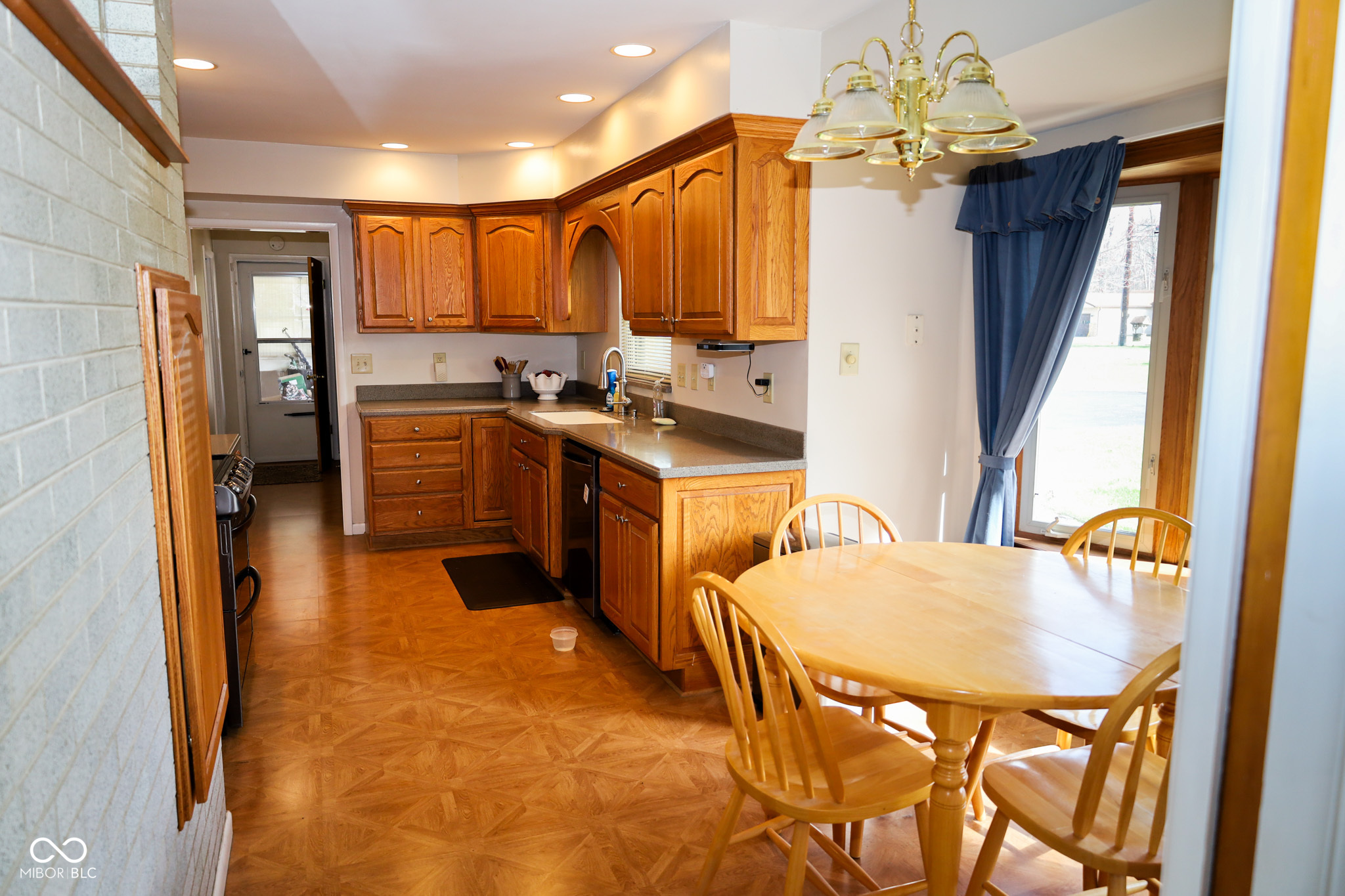 40 West Banta Road Indianapolis, IN 46217 - Photo 3 of 34