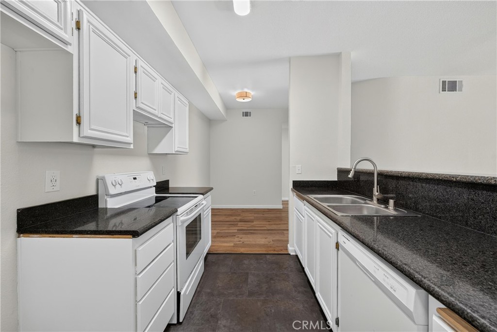 375 Central Avenue, Unit 190 Riverside, CA 92507 - Photo 17 of 73 Kitchen