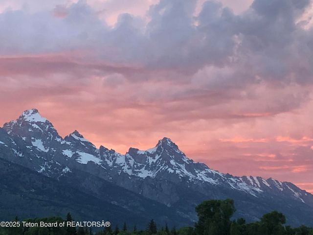 $6,975,000 | 10200 North West Meadow Road, Jackson, WY 83001