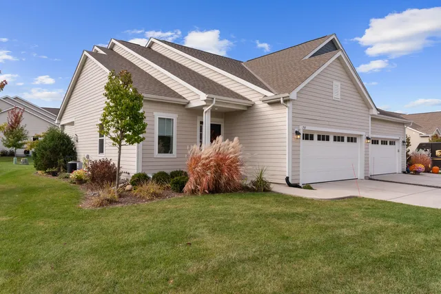 $390,900 | 757 Bridlewood Drive, Hartford, WI 53027