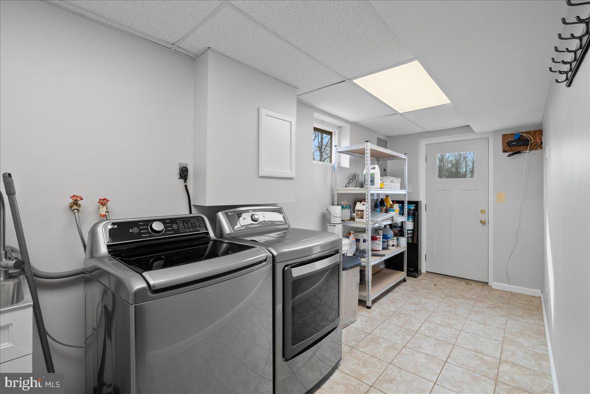 7845 Brompton Street Springfield, VA 22152 - Photo 28 of 32 a room that has a stove and a chair in it