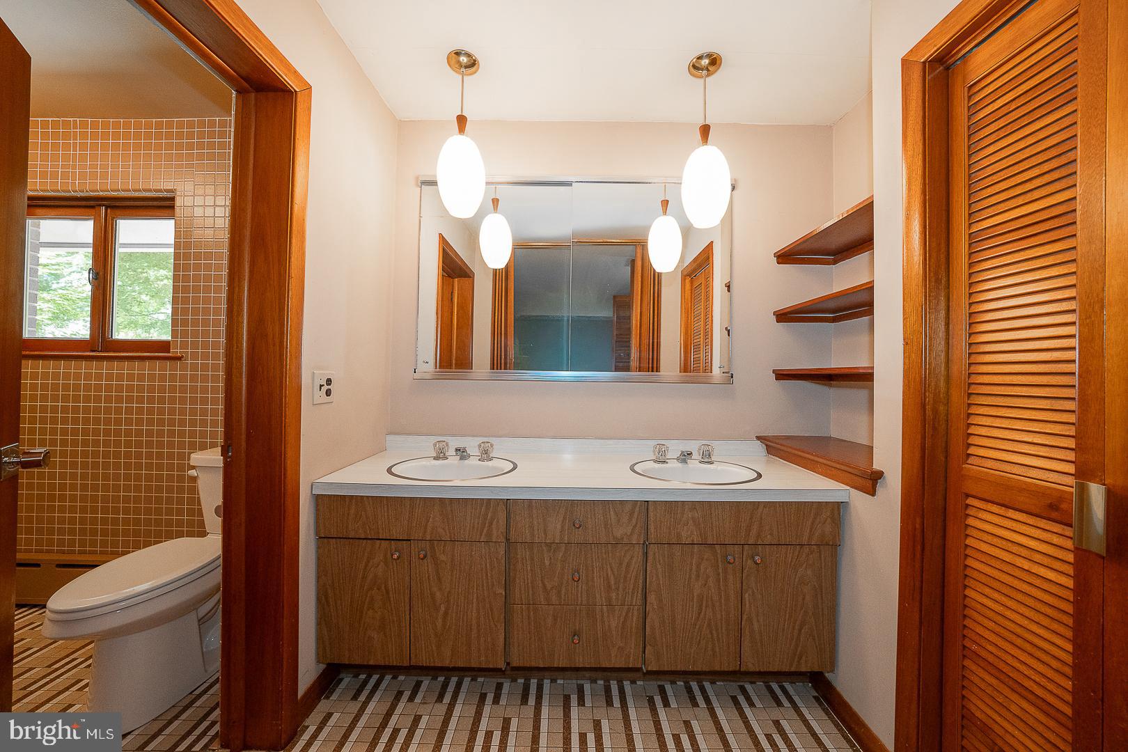 696 Forest Road Wayne, PA 19087 - Photo 23 of 52 Primary bath