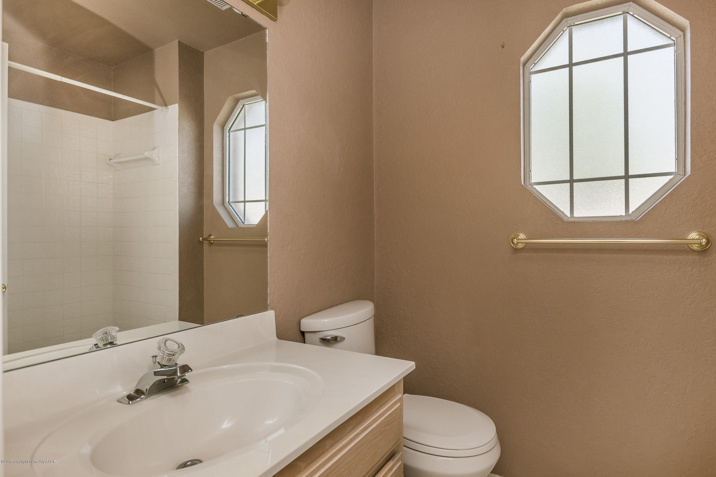3121 Hobbs Road Amarillo, TX 79109 - Photo 11 of 13 010_Hall Bathroom_